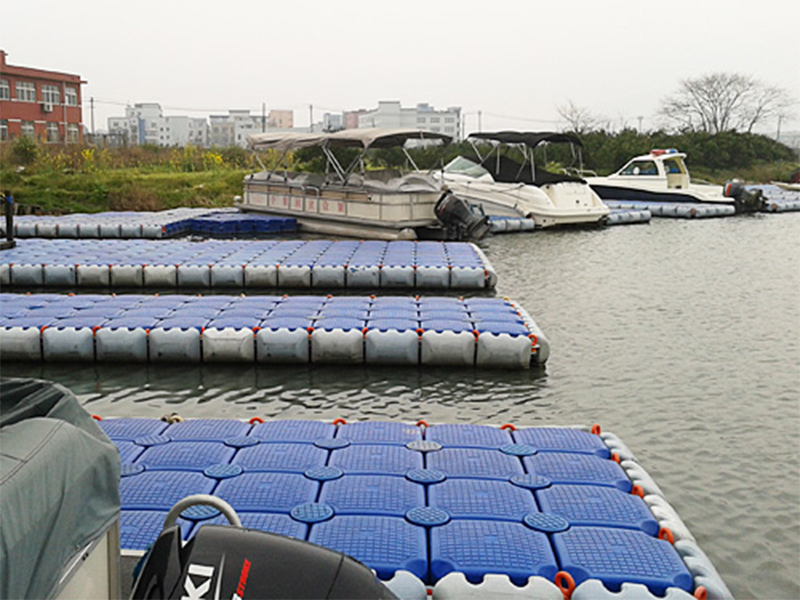 Pontoon tube na-ese n'elu